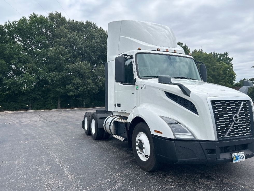 Day Cab Tractor-Heavy Duty Tractors-Volvo-2021-VNL64T300-Memphis-TN-210,158\n\t\tmiles-$ 66,000 - Image 1