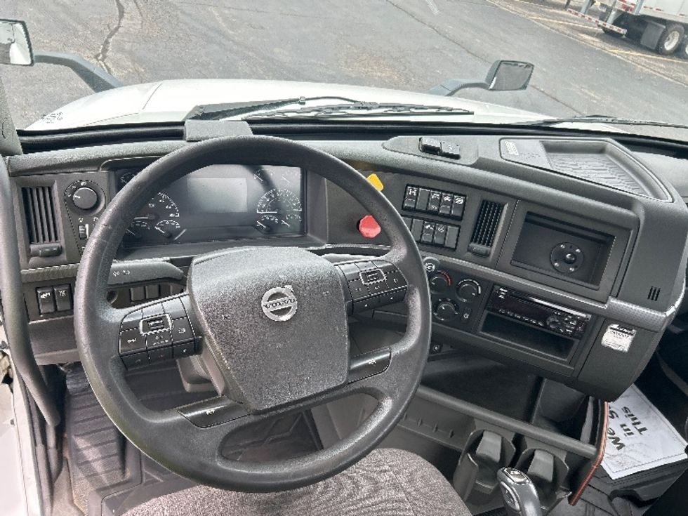 Day Cab Tractor-Heavy Duty Tractors-Volvo-2021-VNL64T300-Memphis-TN-210,158\n\t\tmiles-$ 66,000 - Image 11