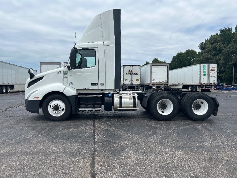 Day Cab Tractor-Heavy Duty Tractors-Volvo-2021-VNL64T300-Memphis-TN-210,158\n\t\tmiles-$ 66,000 - Image 4