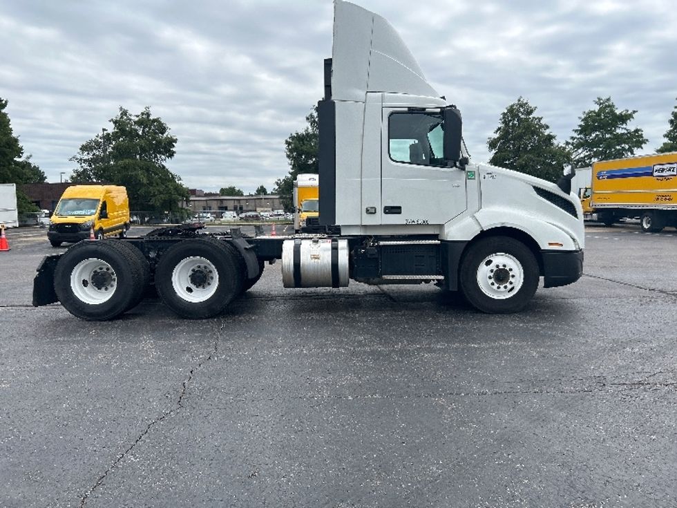Day Cab Tractor-Heavy Duty Tractors-Volvo-2021-VNL64T300-Memphis-TN-210,158\n\t\tmiles-$ 66,000 - Image 8