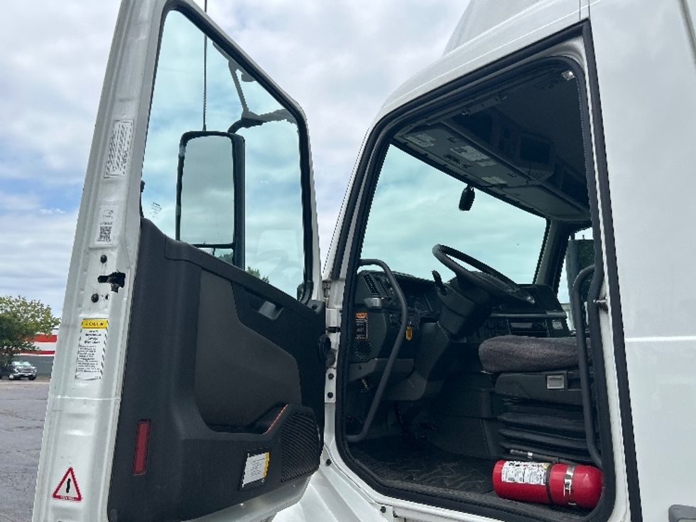 Day Cab Tractor-Heavy Duty Tractors-Volvo-2021-VNL64T300-Memphis-TN-210,158\n\t\tmiles-$ 66,000 - Image 9