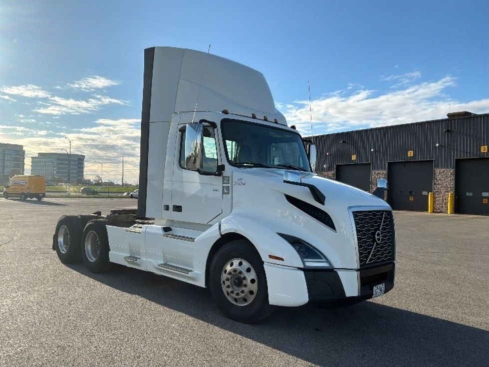 Day Cab Tractor-Heavy Duty Tractors-Volvo-2021-VNL64T300-Saint Laurent-PQ-271,901\n\t\tkm-$ 89,000 - Image 1