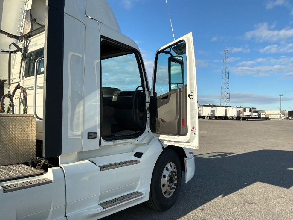 Day Cab Tractor-Heavy Duty Tractors-Volvo-2021-VNL64T300-Saint Laurent-PQ-271,901\n\t\tkm-$ 89,000 - Image 12