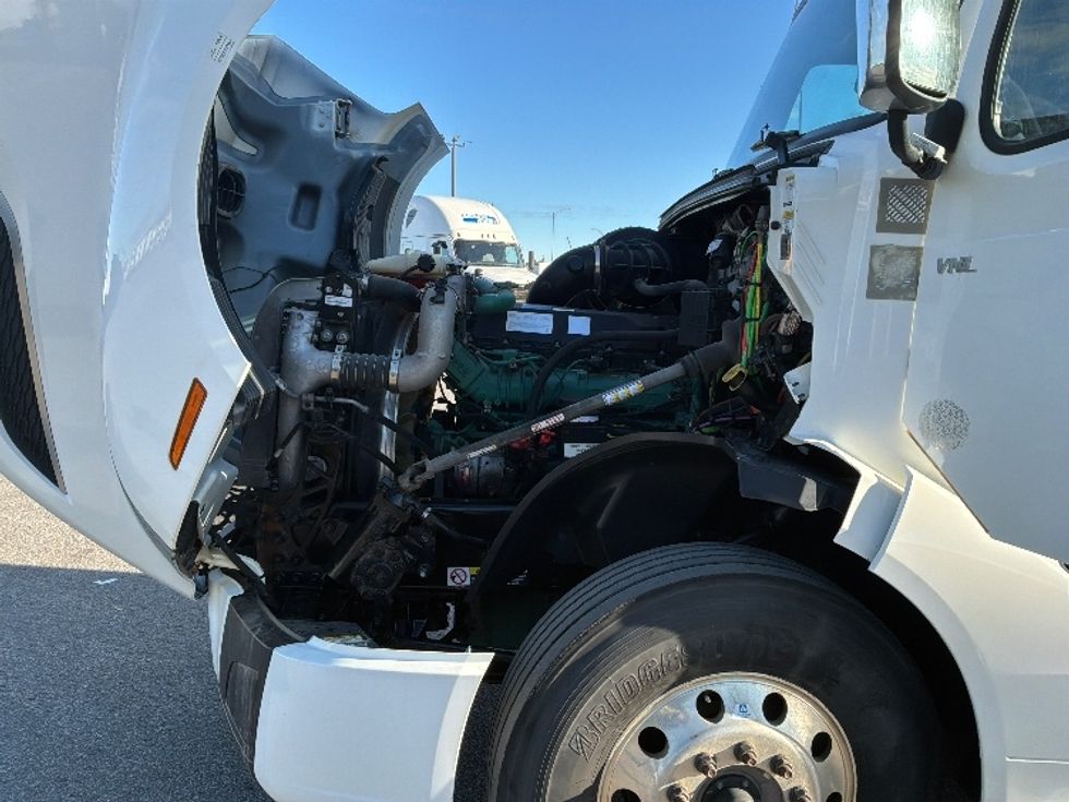 Day Cab Tractor-Heavy Duty Tractors-Volvo-2021-VNL64T300-Saint Laurent-PQ-271,901\n\t\tkm-$ 89,000 - Image 15