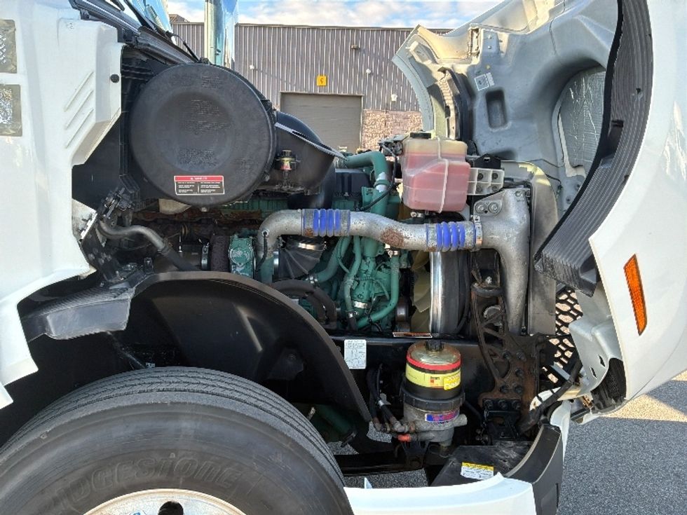 Day Cab Tractor-Heavy Duty Tractors-Volvo-2021-VNL64T300-Saint Laurent-PQ-271,901\n\t\tkm-$ 89,000 - Image 16