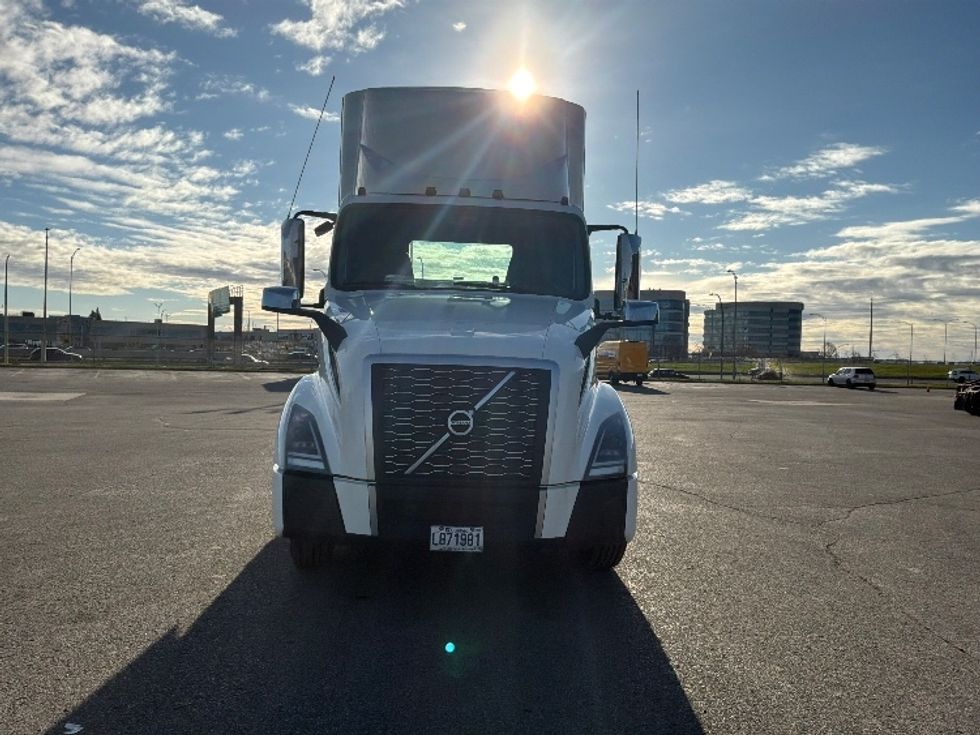 Day Cab Tractor-Heavy Duty Tractors-Volvo-2021-VNL64T300-Saint Laurent-PQ-271,901\n\t\tkm-$ 89,000 - Image 2