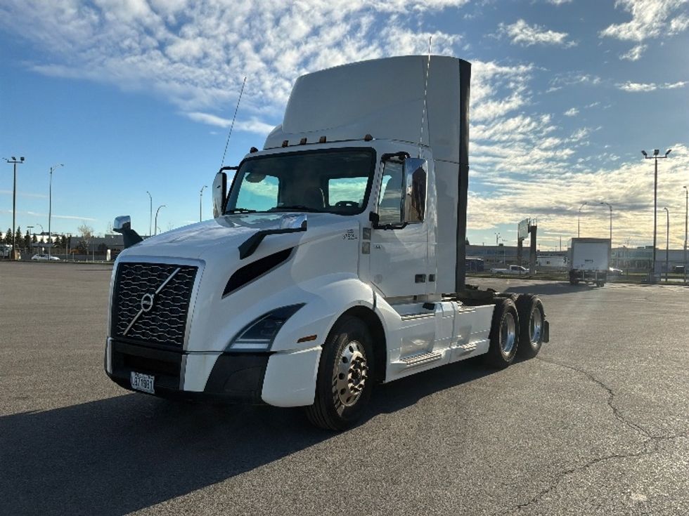 Day Cab Tractor-Heavy Duty Tractors-Volvo-2021-VNL64T300-Saint Laurent-PQ-271,901\n\t\tkm-$ 89,000 - Image 3