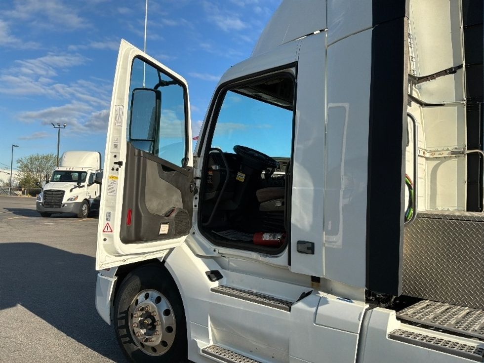 Day Cab Tractor-Heavy Duty Tractors-Volvo-2021-VNL64T300-Saint Laurent-PQ-271,901\n\t\tkm-$ 89,000 - Image 9