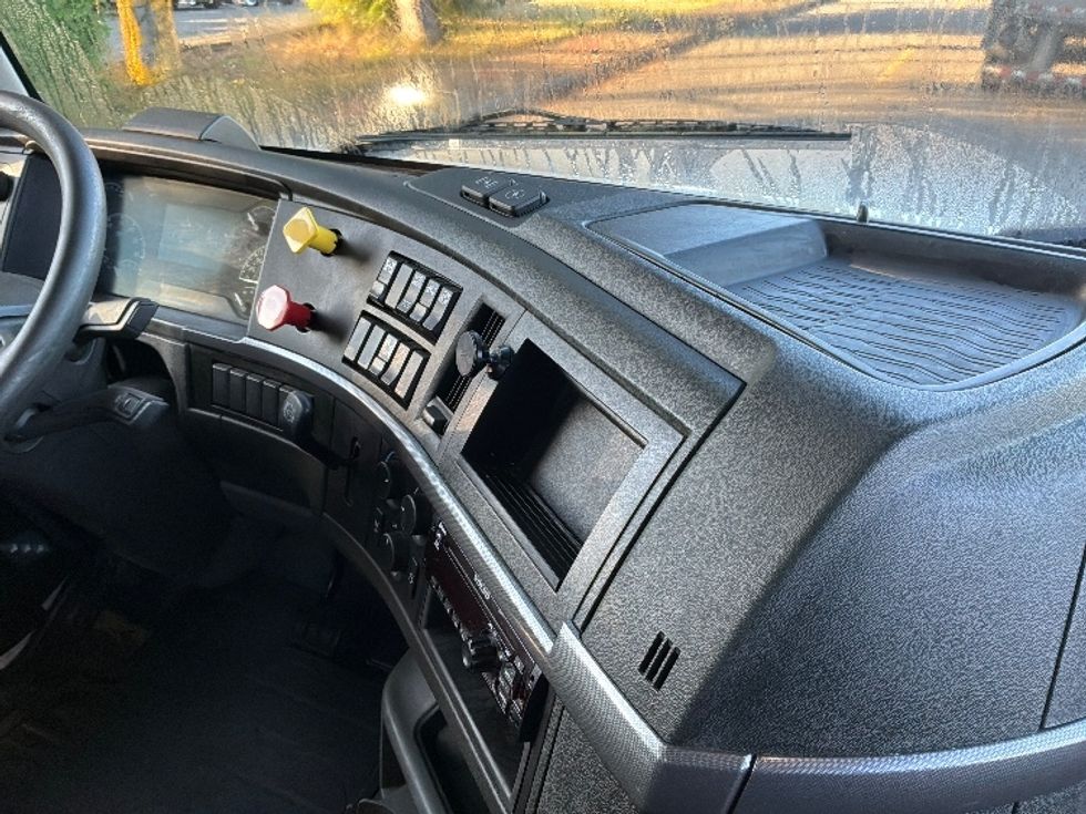 Day Cab Tractor-Heavy Duty Tractors-Volvo-2021-VNL64T300-Tukwila-WA-213,212\n\t\tmiles-$ 70,500 - Image 14