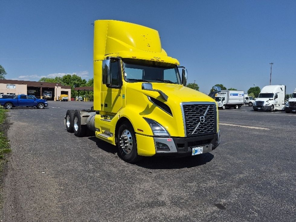 Day Cab Tractor-Heavy Duty Tractors-Volvo-2021-VNL64T300-White Deer-PA-537,081\n\t\tmiles-$ 37,500 - Image 1