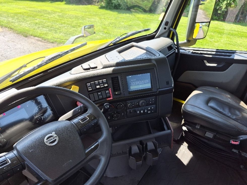 Day Cab Tractor-Heavy Duty Tractors-Volvo-2021-VNL64T300-White Deer-PA-537,081\n\t\tmiles-$ 37,500 - Image 10