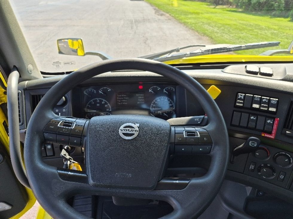 Day Cab Tractor-Heavy Duty Tractors-Volvo-2021-VNL64T300-White Deer-PA-537,081\n\t\tmiles-$ 37,500 - Image 11