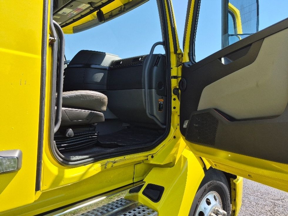 Day Cab Tractor-Heavy Duty Tractors-Volvo-2021-VNL64T300-White Deer-PA-537,081\n\t\tmiles-$ 37,500 - Image 12