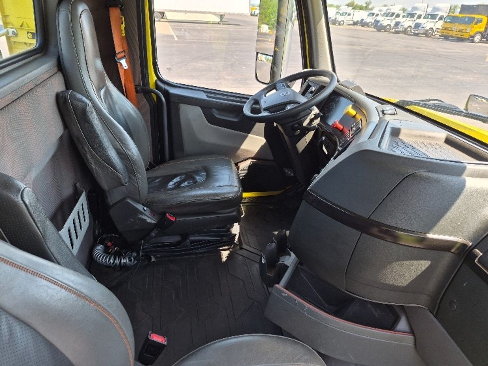 Day Cab Tractor-Heavy Duty Tractors-Volvo-2021-VNL64T300-White Deer-PA-537,081\n\t\tmiles-$ 37,500 - Image 14