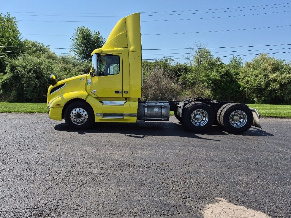 Day Cab Tractor-Heavy Duty Tractors-Volvo-2021-VNL64T300-White Deer-PA-537,081\n\t\tmiles-$ 37,500 - Image 4