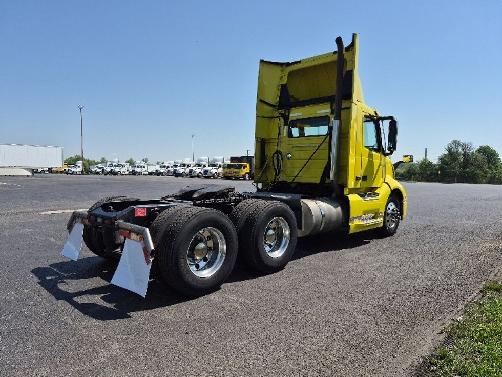 Day Cab Tractor-Heavy Duty Tractors-Volvo-2021-VNL64T300-White Deer-PA-537,081\n\t\tmiles-$ 37,500 - Image 7