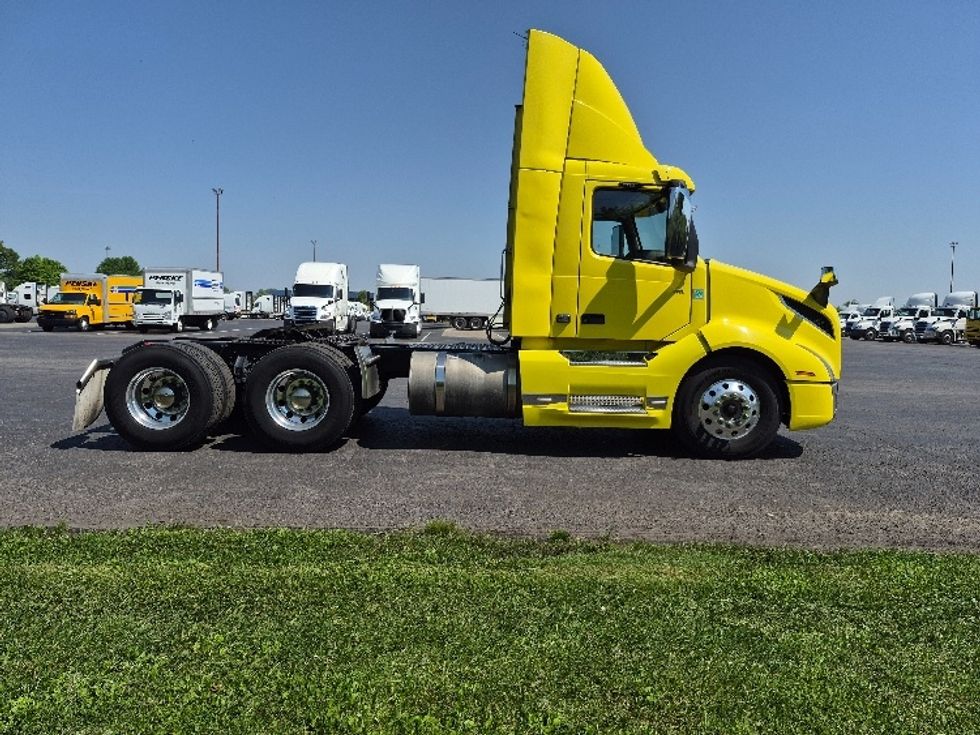 Day Cab Tractor-Heavy Duty Tractors-Volvo-2021-VNL64T300-White Deer-PA-537,081\n\t\tmiles-$ 37,500 - Image 8