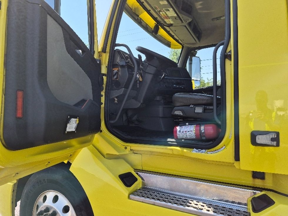 Day Cab Tractor-Heavy Duty Tractors-Volvo-2021-VNL64T300-White Deer-PA-537,081\n\t\tmiles-$ 37,500 - Image 9