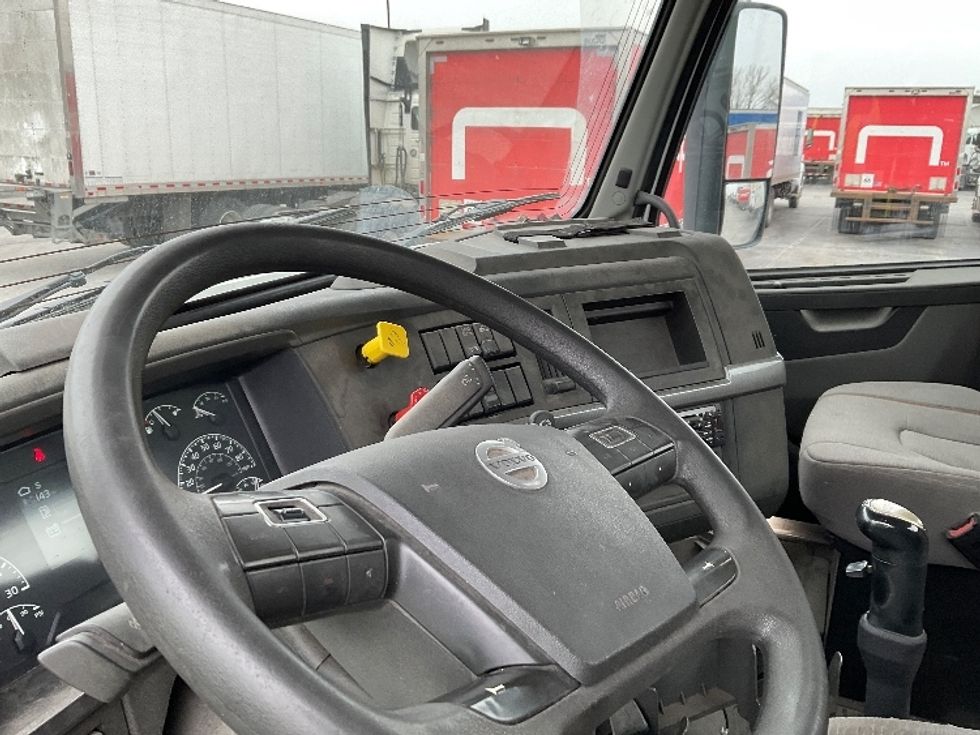 Day Cab Tractor-Heavy Duty Tractors-Volvo-2021-VNR42300-Kansas City-MO-217,721\n\t\tmiles-$ 36,250 - Image 10