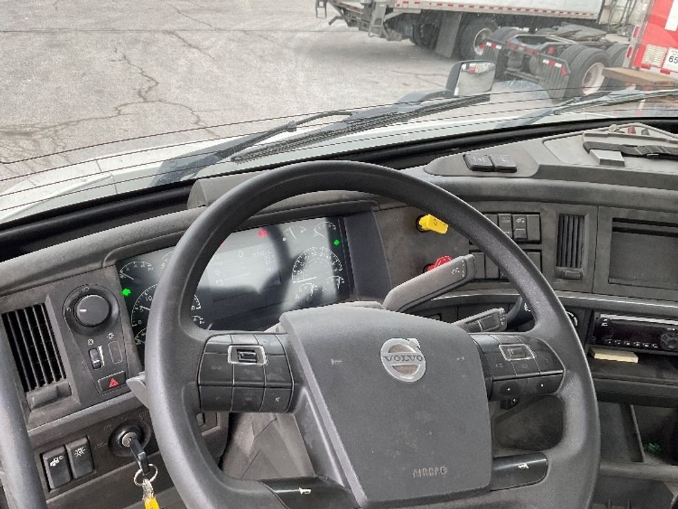 Day Cab Tractor-Heavy Duty Tractors-Volvo-2021-VNR42300-Kansas City-MO-217,721\n\t\tmiles-$ 36,250 - Image 11