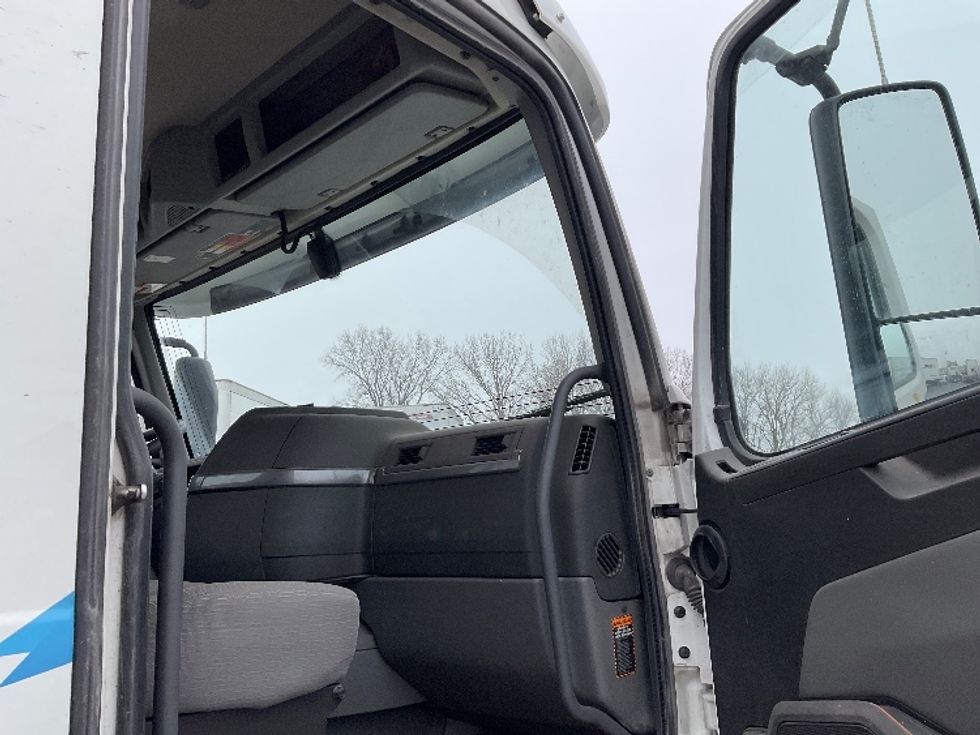Day Cab Tractor-Heavy Duty Tractors-Volvo-2021-VNR42300-Kansas City-MO-217,721\n\t\tmiles-$ 36,250 - Image 12