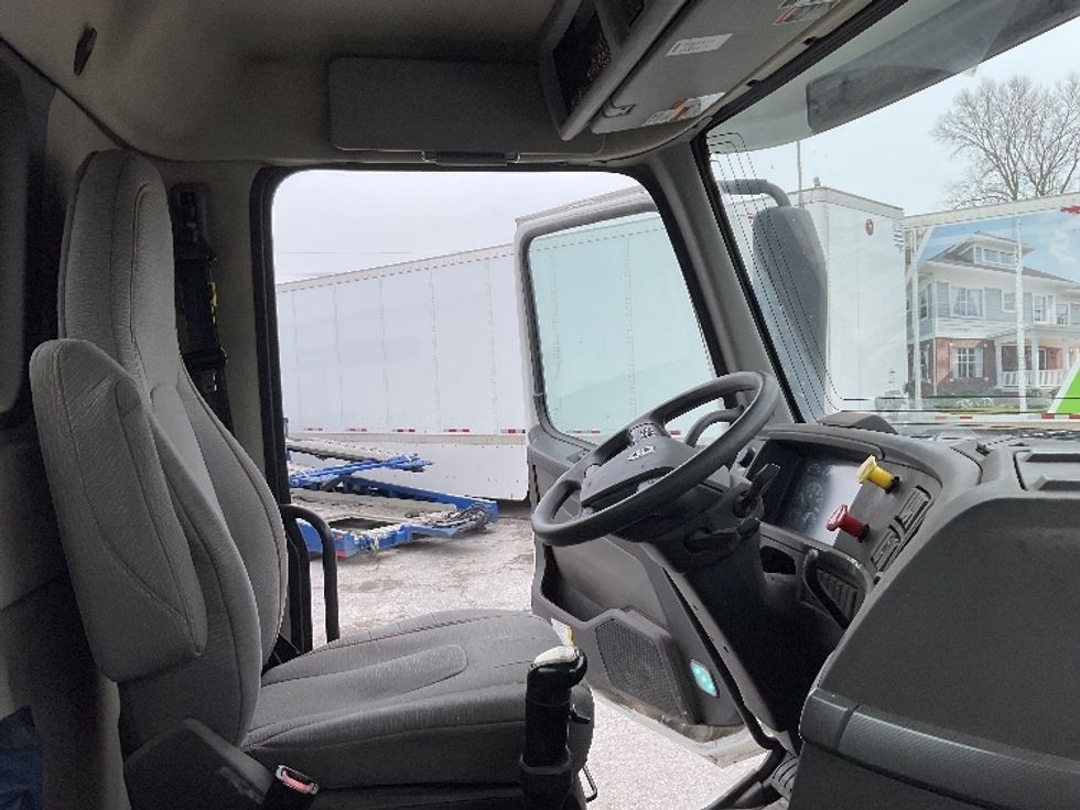 Day Cab Tractor-Heavy Duty Tractors-Volvo-2021-VNR42300-Kansas City-MO-217,721\n\t\tmiles-$ 36,250 - Image 14