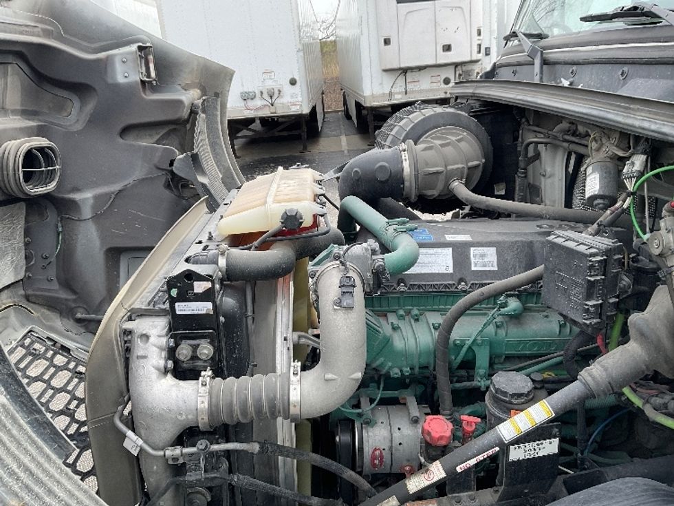 Day Cab Tractor-Heavy Duty Tractors-Volvo-2021-VNR42300-Kansas City-MO-217,721\n\t\tmiles-$ 36,250 - Image 16