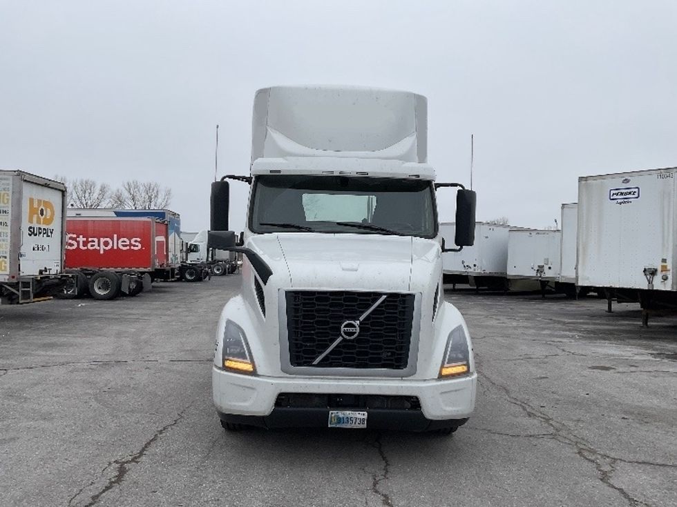 Day Cab Tractor-Heavy Duty Tractors-Volvo-2021-VNR42300-Kansas City-MO-217,721\n\t\tmiles-$ 36,250 - Image 2