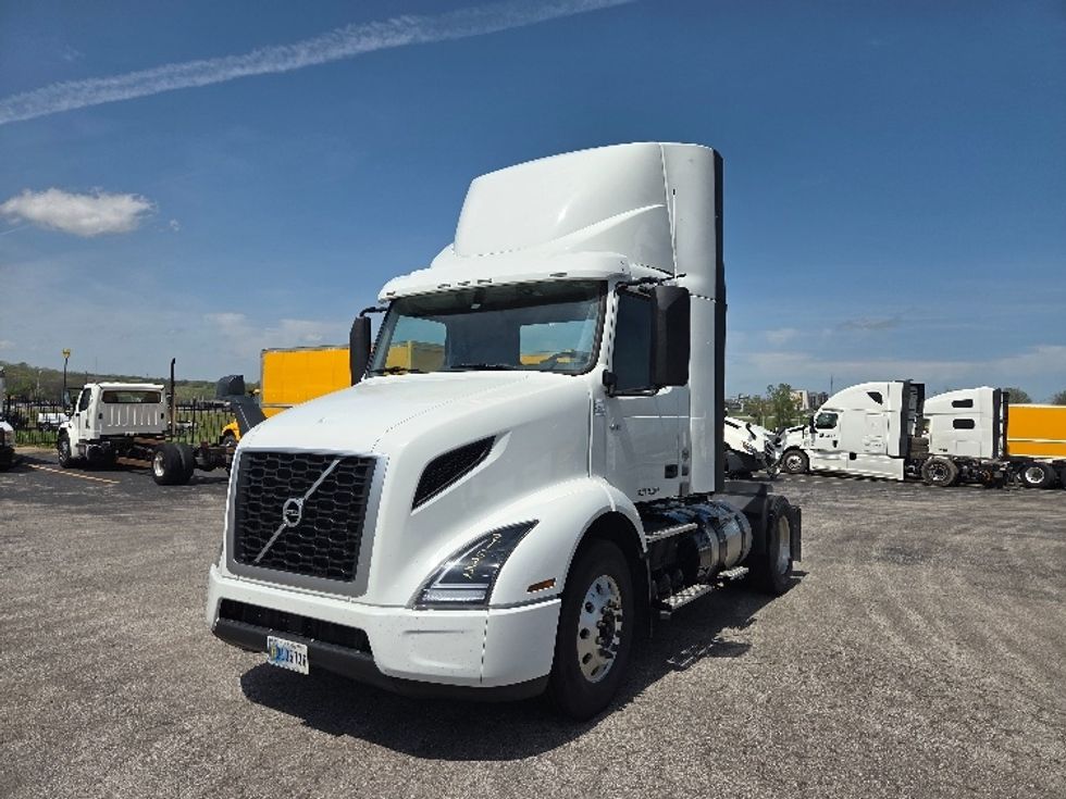 Day Cab Tractor-Heavy Duty Tractors-Volvo-2021-VNR42300-Kansas City-MO-217,721\n\t\tmiles-$ 36,250 - Image 3