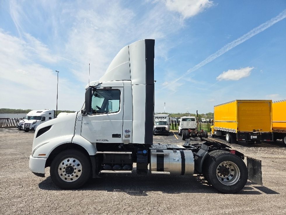 Day Cab Tractor-Heavy Duty Tractors-Volvo-2021-VNR42300-Kansas City-MO-217,721\n\t\tmiles-$ 36,250 - Image 4