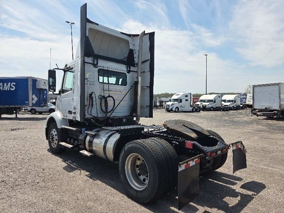 Day Cab Tractor-Heavy Duty Tractors-Volvo-2021-VNR42300-Kansas City-MO-217,721\n\t\tmiles-$ 36,250 - Image 5
