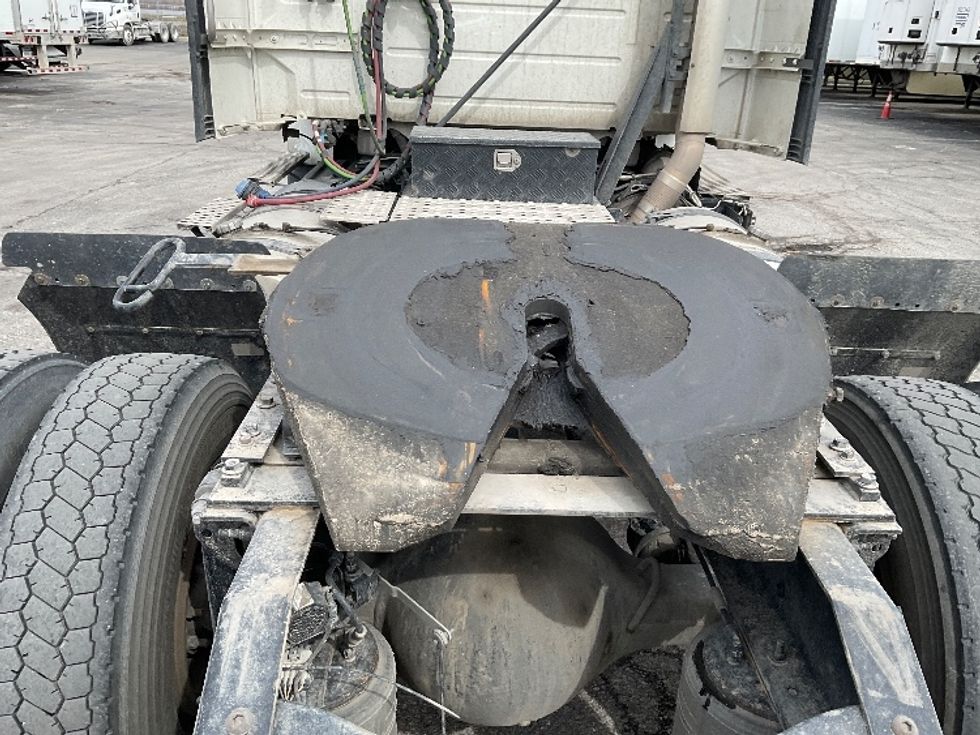 Day Cab Tractor-Heavy Duty Tractors-Volvo-2021-VNR42300-Kansas City-MO-217,721\n\t\tmiles-$ 36,250 - Image 6