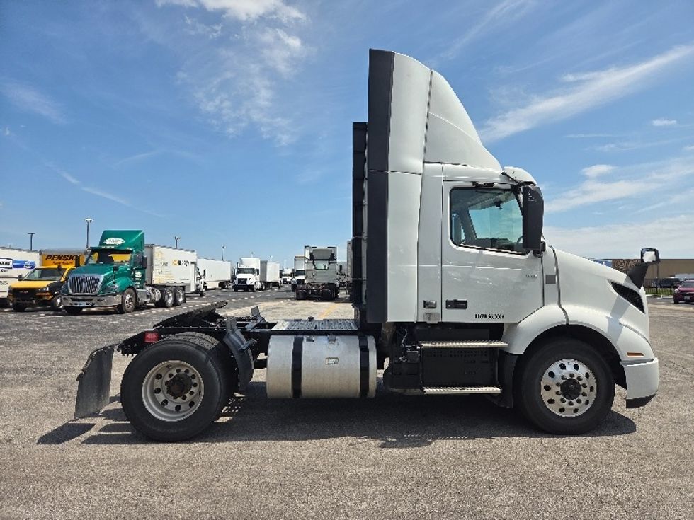Day Cab Tractor-Heavy Duty Tractors-Volvo-2021-VNR42300-Kansas City-MO-217,721\n\t\tmiles-$ 36,250 - Image 8