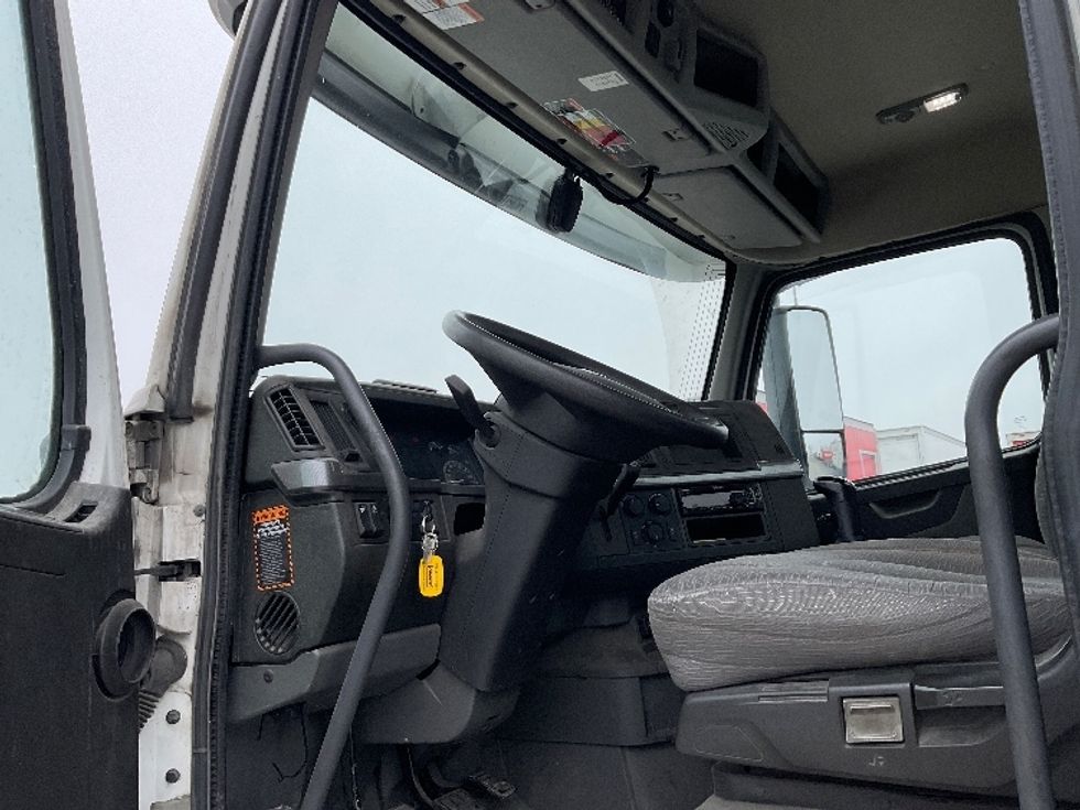 Day Cab Tractor-Heavy Duty Tractors-Volvo-2021-VNR42300-Kansas City-MO-217,721\n\t\tmiles-$ 36,250 - Image 9