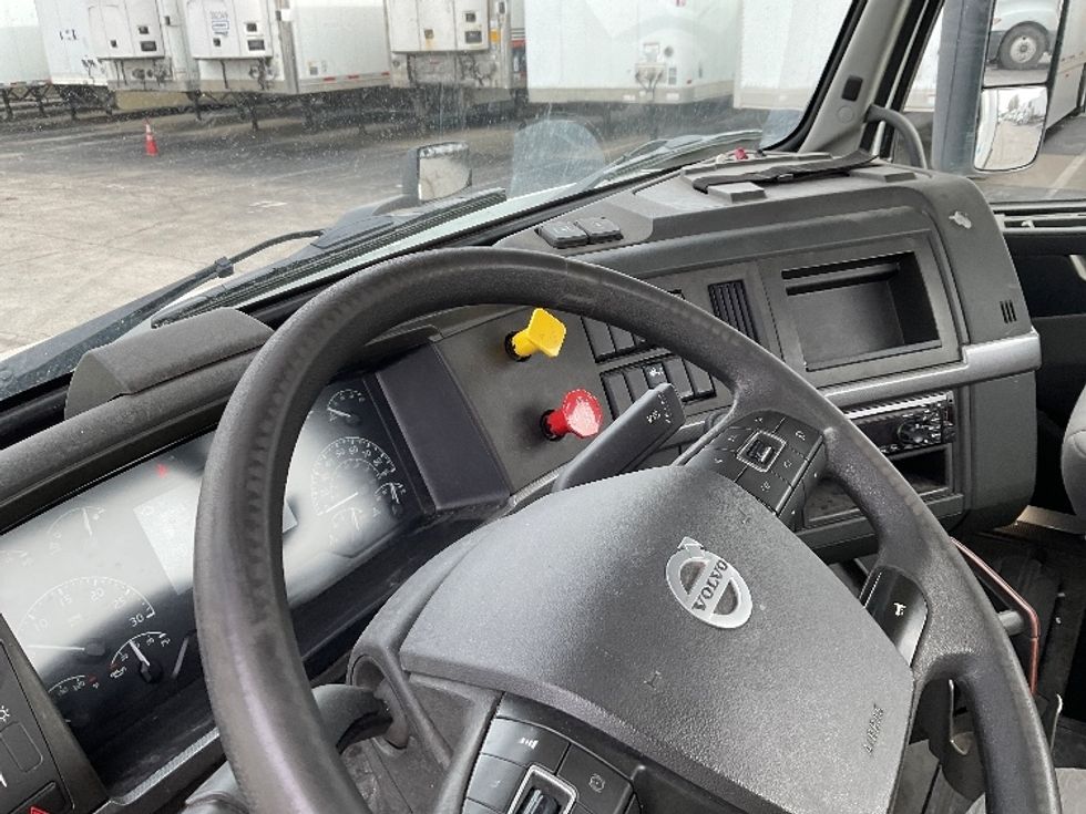 Day Cab Tractor-Heavy Duty Tractors-Volvo-2021-VNR42300-Kansas City-MO-225,063\n\t\tmiles-$ 36,000 - Image 10