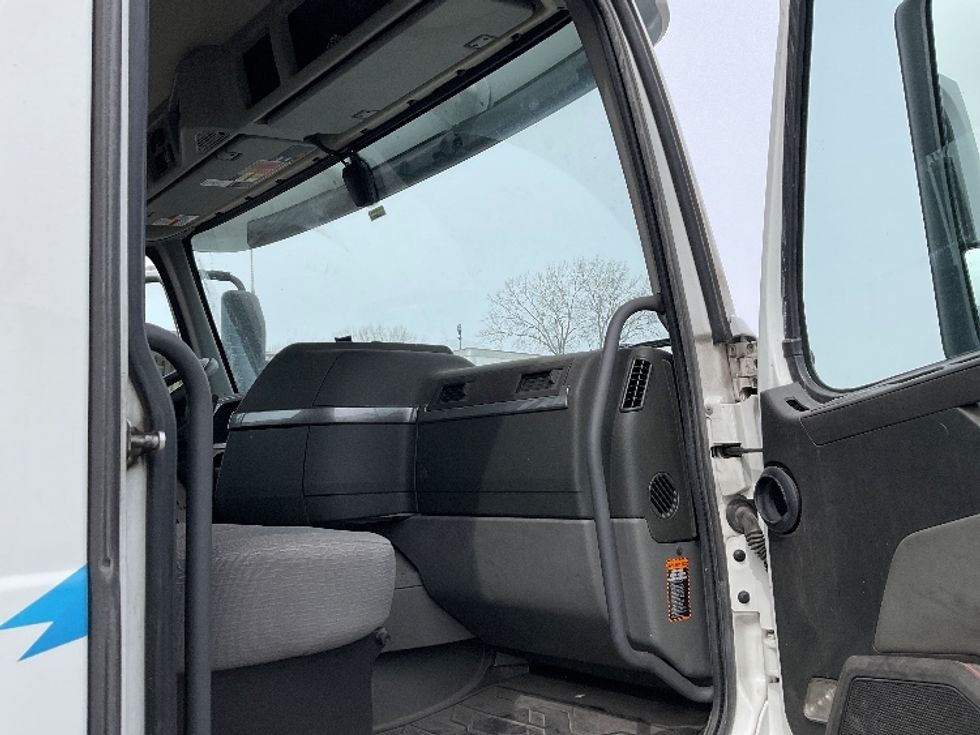 Day Cab Tractor-Heavy Duty Tractors-Volvo-2021-VNR42300-Kansas City-MO-225,063\n\t\tmiles-$ 36,000 - Image 12