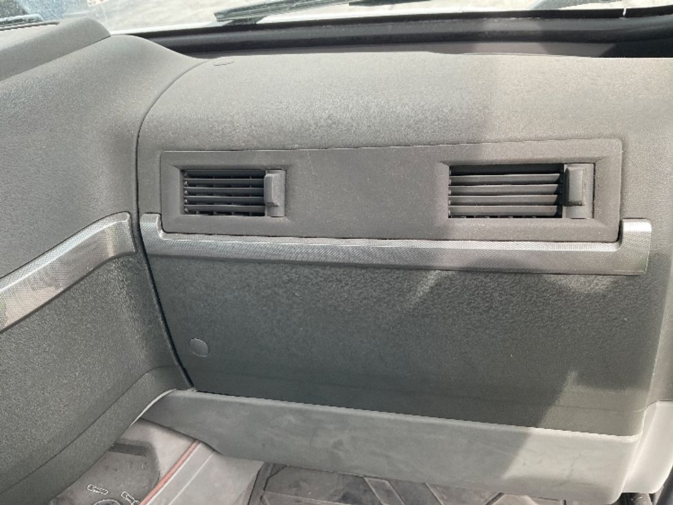 Day Cab Tractor-Heavy Duty Tractors-Volvo-2021-VNR42300-Kansas City-MO-225,063\n\t\tmiles-$ 36,000 - Image 13