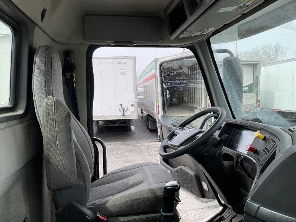 Day Cab Tractor-Heavy Duty Tractors-Volvo-2021-VNR42300-Kansas City-MO-225,063\n\t\tmiles-$ 36,000 - Image 14