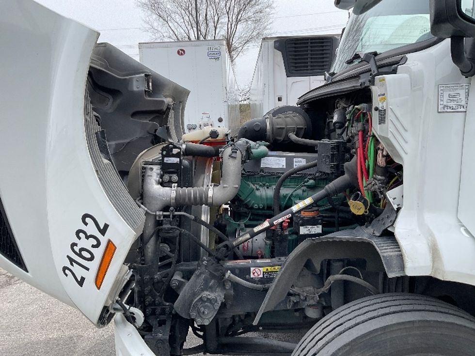 Day Cab Tractor-Heavy Duty Tractors-Volvo-2021-VNR42300-Kansas City-MO-225,063\n\t\tmiles-$ 36,000 - Image 15