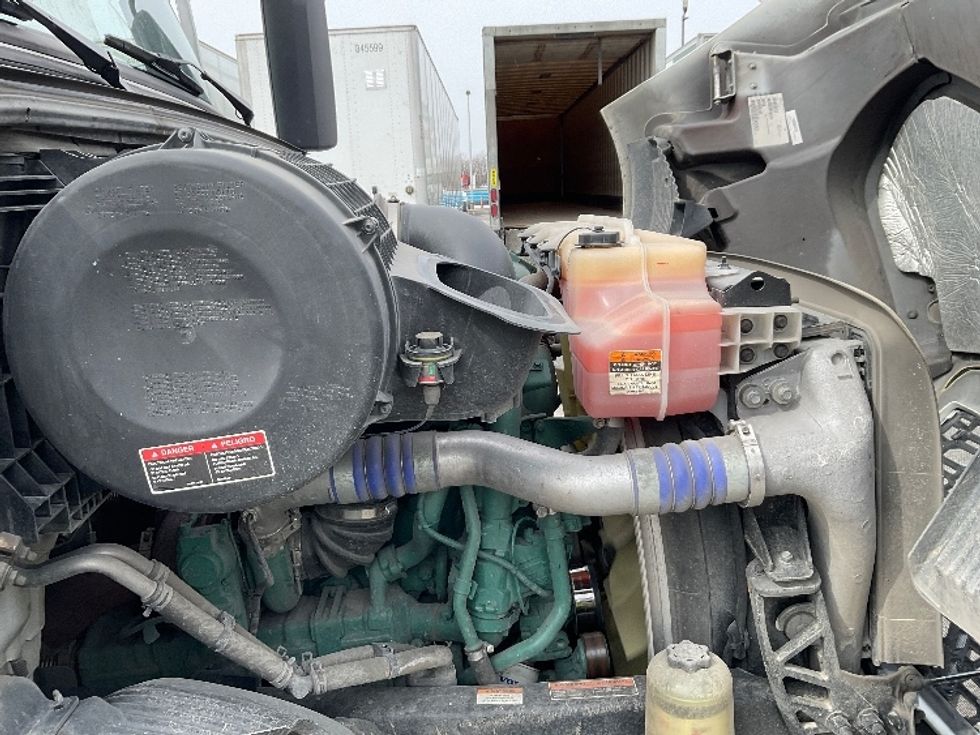 Day Cab Tractor-Heavy Duty Tractors-Volvo-2021-VNR42300-Kansas City-MO-225,063\n\t\tmiles-$ 36,000 - Image 16