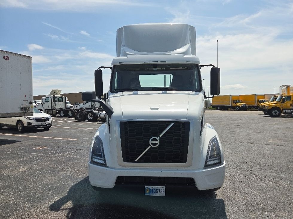 Day Cab Tractor-Heavy Duty Tractors-Volvo-2021-VNR42300-Kansas City-MO-225,063\n\t\tmiles-$ 36,000 - Image 2
