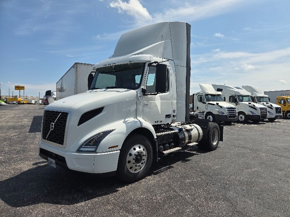 Day Cab Tractor-Heavy Duty Tractors-Volvo-2021-VNR42300-Kansas City-MO-225,063\n\t\tmiles-$ 36,000 - Image 3