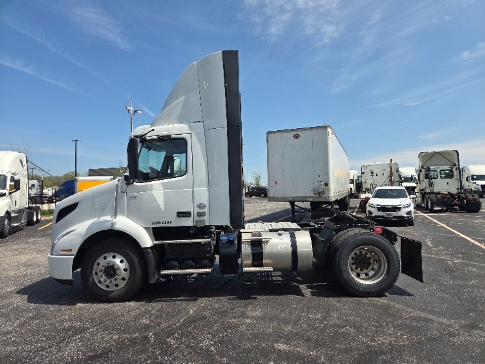 Day Cab Tractor-Heavy Duty Tractors-Volvo-2021-VNR42300-Kansas City-MO-225,063\n\t\tmiles-$ 36,000 - Image 4