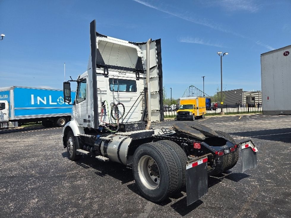 Day Cab Tractor-Heavy Duty Tractors-Volvo-2021-VNR42300-Kansas City-MO-225,063\n\t\tmiles-$ 36,000 - Image 5