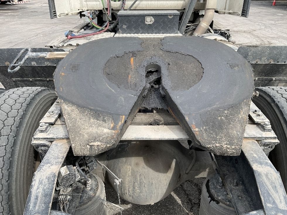 Day Cab Tractor-Heavy Duty Tractors-Volvo-2021-VNR42300-Kansas City-MO-225,063\n\t\tmiles-$ 36,000 - Image 6