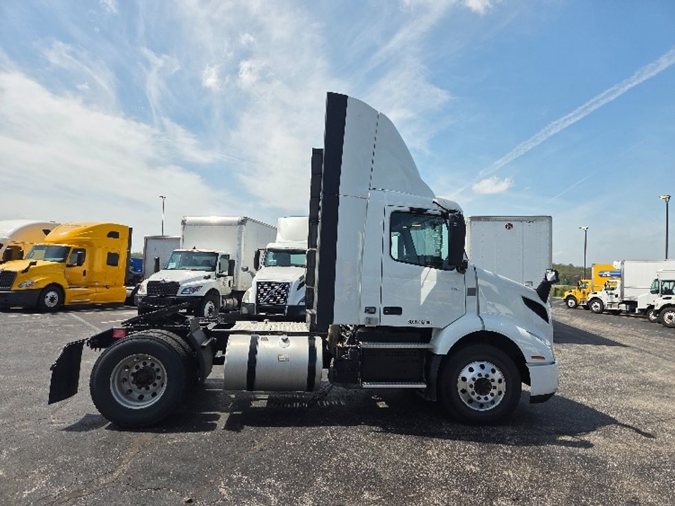 Day Cab Tractor-Heavy Duty Tractors-Volvo-2021-VNR42300-Kansas City-MO-225,063\n\t\tmiles-$ 36,000 - Image 8