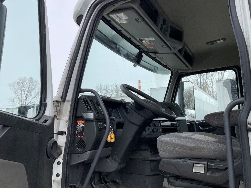 Day Cab Tractor-Heavy Duty Tractors-Volvo-2021-VNR42300-Kansas City-MO-225,063\n\t\tmiles-$ 36,000 - Image 9