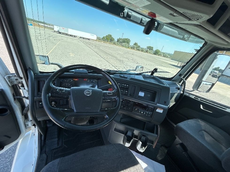 Day Cab Tractor-Heavy Duty Tractors-Volvo-2021-VNR64300-Amarillo-TX-534,396\n\t\tmiles-$ 38,250 - Image 11