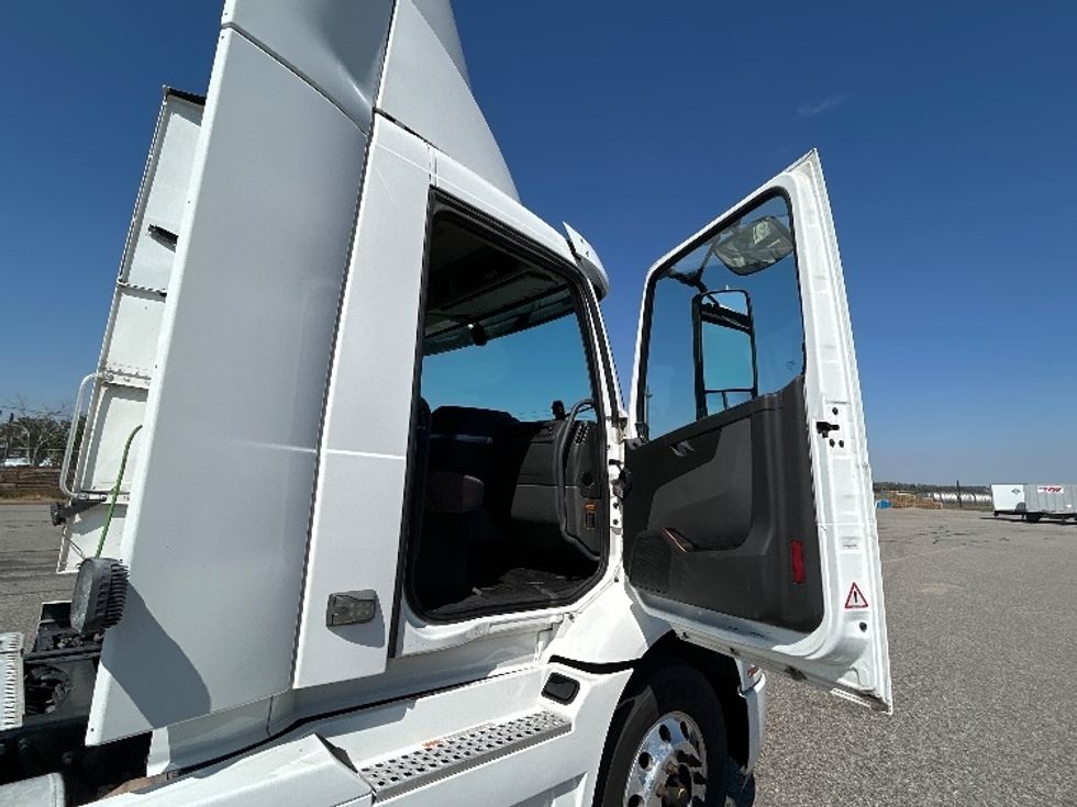 Day Cab Tractor-Heavy Duty Tractors-Volvo-2021-VNR64300-Amarillo-TX-534,396\n\t\tmiles-$ 38,250 - Image 12