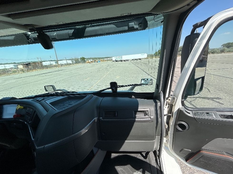 Day Cab Tractor-Heavy Duty Tractors-Volvo-2021-VNR64300-Amarillo-TX-534,396\n\t\tmiles-$ 38,250 - Image 13